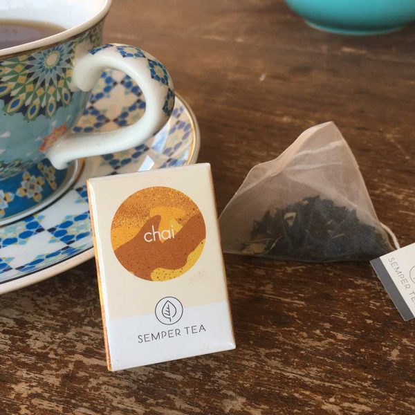 schwarzer Chai-Tee in Pyramide